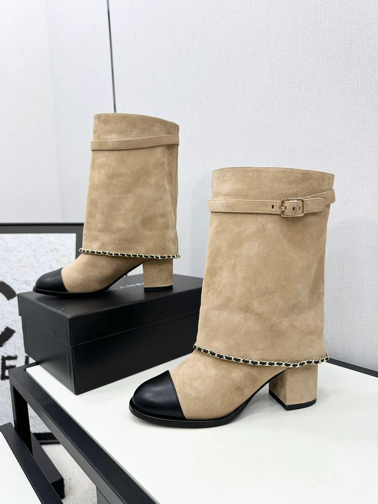 👟👟Ex-factory price 740👟👟Chanel🆕 24b new double c autumn and winter boots Chanel autumn and winter heavy industry explosive short boots🔥 Xiaohongshu highly recommends this style, it looks good with any combination, a must-have for fashion, Ms. Chanel loves simple and irresistible styles💋Coloring shows a unique style, free mix and match to shine⚡️Follow the fashionable steps of the tight-flavored grandma! ! ! Enlarge the exquisite details to see ✔Original molded hardware buckle ✔Top version made by purchasing agent★The upper is made of original Yangjing cowhide, sheepskin lining, sheepskin feet, code number 35-40 (40, 41 customization is not returnable)